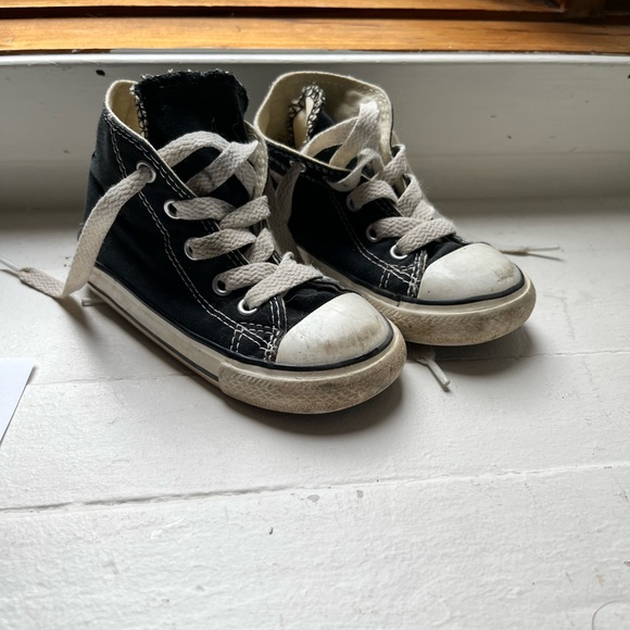 Converse shoes - toddler size 7 - Picture 1 of 4